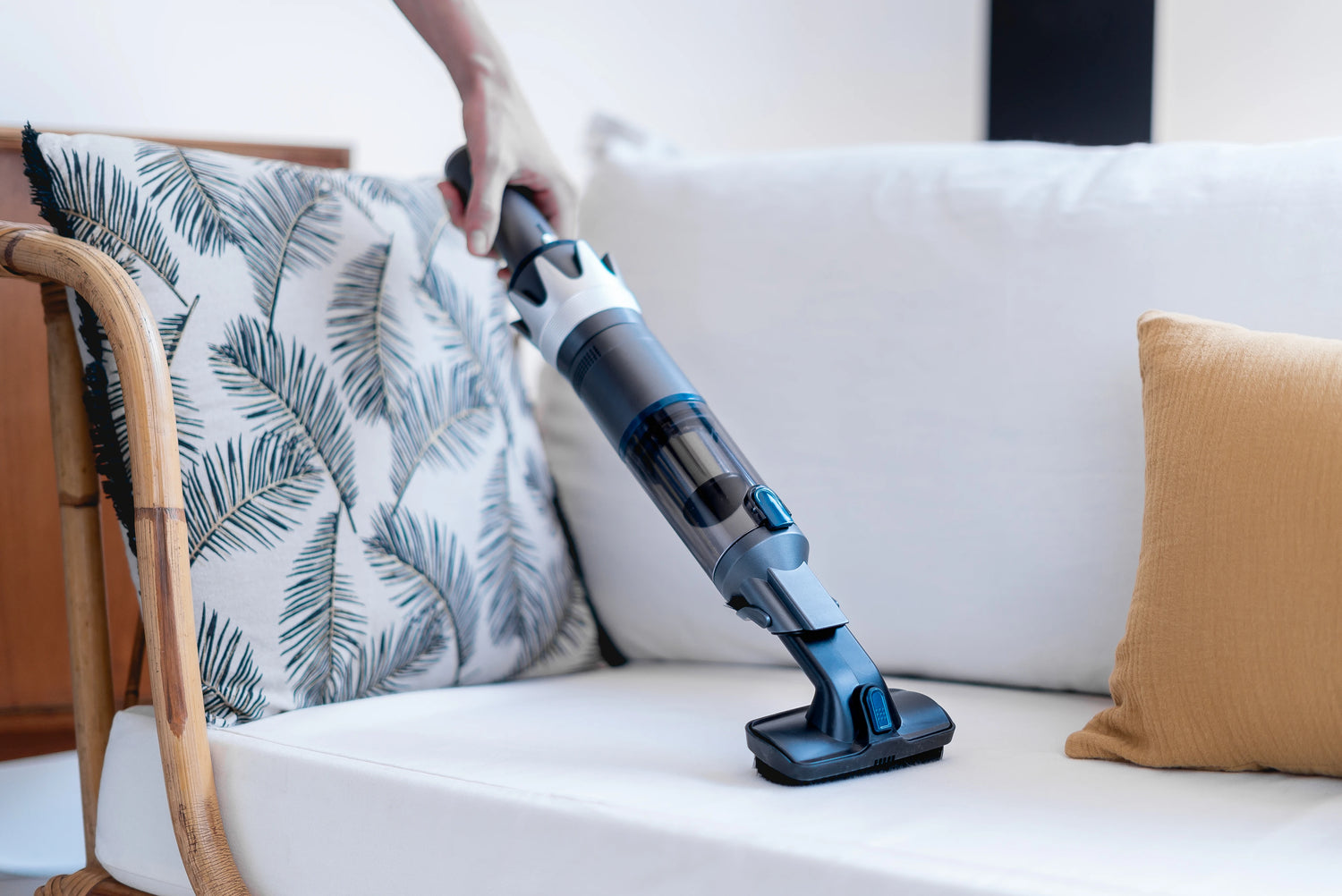 Aspirateur à main en vidéo par EZIClean au Maroc